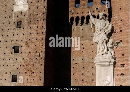 Mailand, Italien. Januar 2024. Außenmauern der Burg Sforzesco, die im 15. Jahrhundert von Francesco Sforza, Herzog von Mailand, erbaut wurde Stockfoto