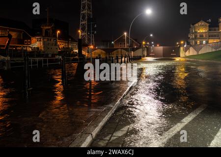 Geschlossenes Hochwassertor von der Wasserseite aus gesehen während der Sturmflut in Cuxhaven, Deutschland Stockfoto