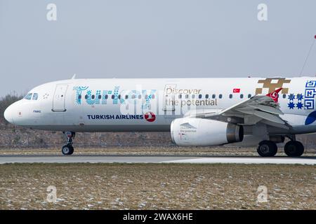 Сlose-up-Foto eines Flugzeugs des Typs Turkish Airlines Airbus A321 mit der Aufschrift „Turkey - Discover the Potential“ für den Start von Lemberg Stockfoto