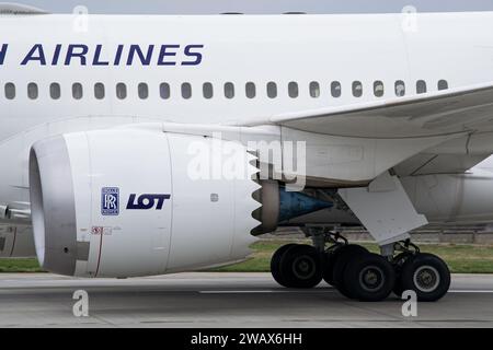 LOT Polish Airlines Boeing 787-9 Triebwerk Nahaufnahme beim Rollen nach der Landung auf dem Flughafen Lemberg Stockfoto