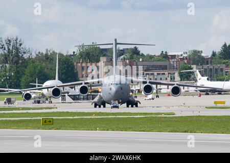 Royal Canadian Armed Forces Boeing CC-177 von Angesicht zu Angesicht während des Rollens zum Start vom Flughafen Lemberg Stockfoto