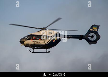 Der ukrainische Natiomal Polizeihubschrauber Airbus H145 landet während der goldenen Stunde auf dem Flughafen Lemberg Stockfoto