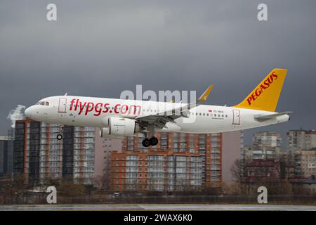 Pegasus Airlines Airbus A320 NEO landet nach einem Flug aus Istanbul, Türkei, am Flughafen Lemberg Stockfoto