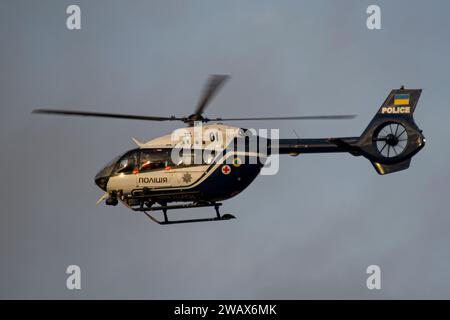 Der ukrainische Natiomal Polizeihubschrauber Airbus H145 landet während der goldenen Stunde auf dem Flughafen Lemberg Stockfoto