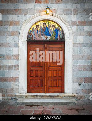Der Eingang zur heiligen dreifaltigkeitskirche in der Altstadt von stari Grad in Budva, Montenegro. Stockfoto