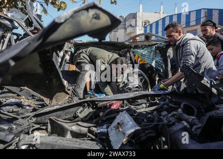 Rafah, Palästinensische Gebiete. Januar 2024. Die Leute inspizieren ein beschädigtes Auto, nachdem eine israelische Drohne ein ziviles Fahrzeug getroffen und drei Palästinenser in der Stadt Rafah im südlichen Gazastreifen getötet hat. Abed Rahim Khatib/dpa/Alamy Live News Stockfoto