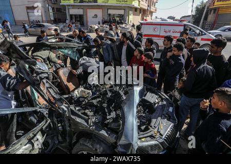 Rafah, Palästinensische Gebiete. Januar 2024. Die Leute inspizieren ein beschädigtes Auto, nachdem eine israelische Drohne ein ziviles Fahrzeug getroffen und drei Palästinenser in der Stadt Rafah im südlichen Gazastreifen getötet hat. Abed Rahim Khatib/dpa/Alamy Live News Stockfoto