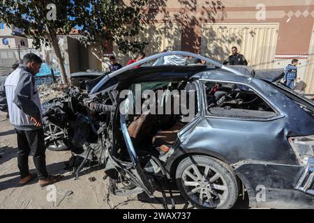 Rafah, Palästinensische Gebiete. Januar 2024. Die Leute inspizieren ein beschädigtes Auto, nachdem eine israelische Drohne ein ziviles Fahrzeug getroffen und drei Palästinenser in der Stadt Rafah im südlichen Gazastreifen getötet hat. Abed Rahim Khatib/dpa/Alamy Live News Stockfoto