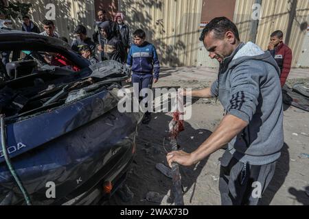 Rafah, Palästinensische Gebiete. Januar 2024. Die Leute inspizieren ein beschädigtes Auto, nachdem eine israelische Drohne ein ziviles Fahrzeug getroffen und drei Palästinenser in der Stadt Rafah im südlichen Gazastreifen getötet hat. Abed Rahim Khatib/dpa/Alamy Live News Stockfoto