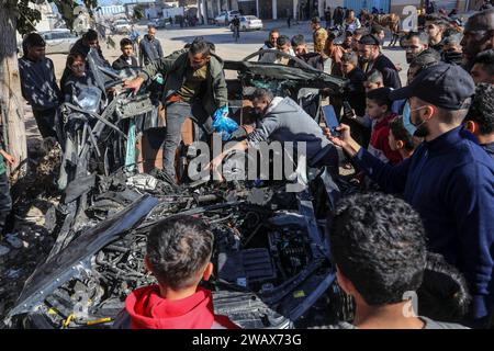 Rafah, Palästinensische Gebiete. Januar 2024. Die Leute inspizieren ein beschädigtes Auto, nachdem eine israelische Drohne ein ziviles Fahrzeug getroffen und drei Palästinenser in der Stadt Rafah im südlichen Gazastreifen getötet hat. Abed Rahim Khatib/dpa/Alamy Live News Stockfoto