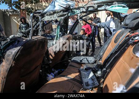 Rafah, Palästinensische Gebiete. Januar 2024. Die Leute inspizieren ein beschädigtes Auto, nachdem eine israelische Drohne ein ziviles Fahrzeug getroffen und drei Palästinenser in der Stadt Rafah im südlichen Gazastreifen getötet hat. Abed Rahim Khatib/dpa/Alamy Live News Stockfoto