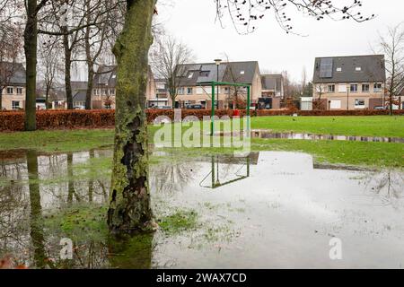 Extremer Niederschlag in den Niederlanden im Dezember 2023 mit überflutetem Park in einem Wohngebiet Stockfoto