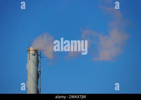 Rostiger Schornstein. Ein Metallrohr mit weißem Rauch, das von ihm kommt... ökologisches Konzept. Co2-Emissionskonzept. Ökologisches Konzept... Stockfoto