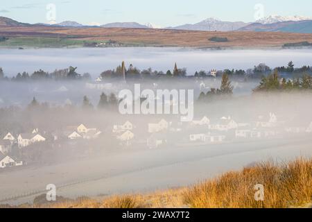 Killearn, Stirling, Schottland, Großbritannien. Januar 2024. UK Weather - eine wunderschöne Morgenwolkenumkehr über dem Stirling Dorf Killearn aus den Campsie Fells, Schottland Credit: Kay Roxby/Alamy Live News Stockfoto