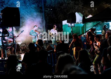 Barcelona, Spanien, 10. September 2023 - die Band verbindet Streicher und elektronische Melodien und verzaubert ein eifriges Publikum in einer intimen Open-Air-Umgebung Stockfoto