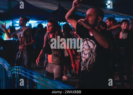 Barcelona, Spanien, 10. September 2023: Musikbegeisterte tauchen in den Nervenkitzel eines Nachtfestivals ein, tanzen und treffen sich unter den dunklen Lichtern, Captu Stockfoto