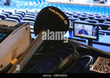 Manchester, Großbritannien. Januar 2024. TalkSport-Mikrofon vor dem dritten Runde des Emirates FA Cup Spiel Manchester City gegen Huddersfield Town im Etihad Stadium, Manchester, Großbritannien, 7. Januar 2024 (Foto: Conor Molloy/News Images) in Manchester, Großbritannien am 2024. (Foto: Conor Molloy/News Images/SIPA USA) Credit: SIPA USA/Alamy Live News Stockfoto