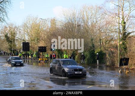 Ein Auto, das durch Hochwasser fährt, auf , , , UK. Januar 2024 Stockfoto