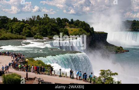 Niagara, New York, USA - 1. August 2023: Eine Gruppe von Menschen, die am Fuße der Wasserfälle im Niagara Falls New York State Park stehen. Stockfoto