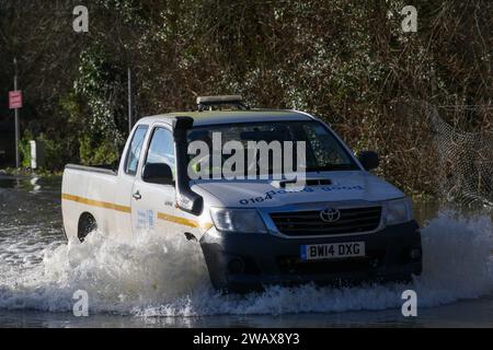 Ein Pickup-Truck, der auf der Ferry Hinksey Road, Oxford, Oxfordshire, Großbritannien, durch Hochwasser fährt. Januar 2024 Stockfoto