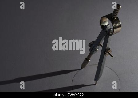 Den Helder, Niederlande. November 2023. Geometrisches Muster und Kompass auf weißem Hintergrund. Hochwertige Fotos Stockfoto