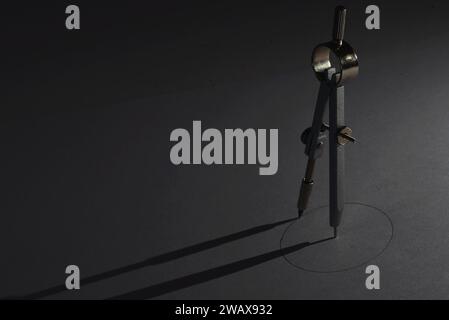 Den Helder, Niederlande. November 2023. Geometrisches Muster und Kompass auf weißem Hintergrund. Hochwertige Fotos Stockfoto