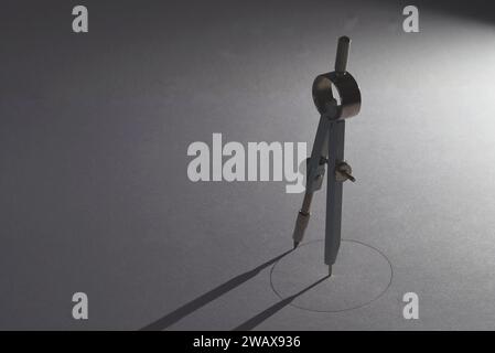 Den Helder, Niederlande. November 2023. Geometrisches Muster und Kompass auf weißem Hintergrund. Hochwertige Fotos Stockfoto