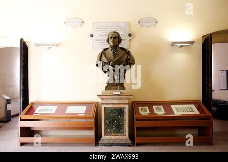 Italien Umbrien Foligno: Palazzo Trinci. Hier gibt es eine Kunstgalerie und ein archäologisches Museum. Büste von Giuseppe Piermarini Stockfoto