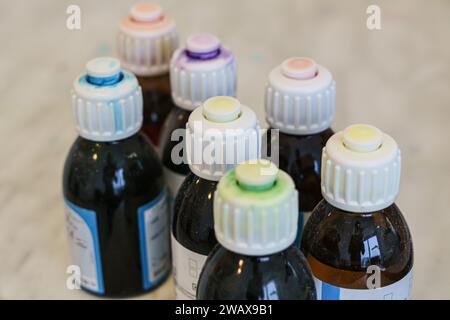 Flaschen mit verschiedenen Flüssigkeitsfarben, Kieferorthopädie Stockfoto
