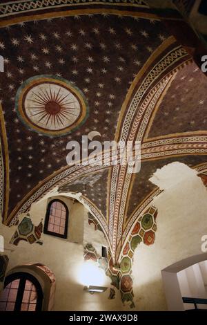 Italien Umbrien Foligno: Palazzo Trinci. Hier gibt es eine Kunstgalerie und ein archäologisches Museum. Fresken auf den Gewölben der Räume des Palastes Stockfoto