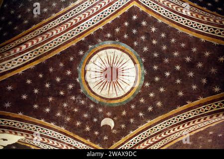 Italien Umbrien Foligno: Palazzo Trinci. Hier gibt es eine Kunstgalerie und ein archäologisches Museum. Fresken auf den Gewölben der Räume des Palastes Stockfoto