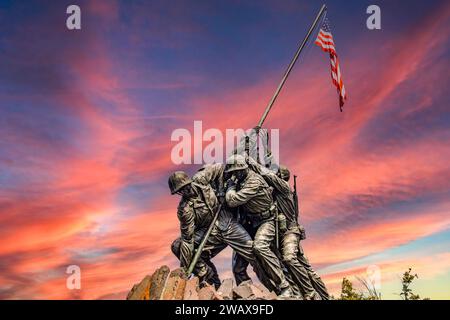 Das United States Marine Corps Iwo Jima war Memorial in Arlington, Washington DC (Virginia), bei Sonnenaufgang mit orangefarbenem Himmel. Stockfoto