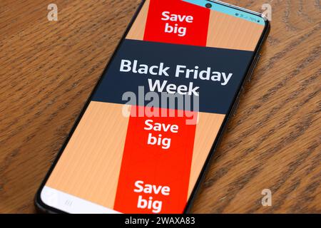 Black Friday Week in der 4. Novemberwoche mit einem Werbebanner und einer Seite aus der Amazon Shopping App auf einem Smartphone-Bildschirm, Großbritannien Stockfoto