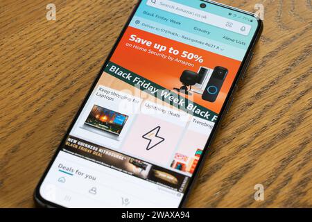 Black Friday Week mit Werbebanner und Seite aus der Amazon Shopping App auf einem Smartphone-Bildschirm, Großbritannien Stockfoto