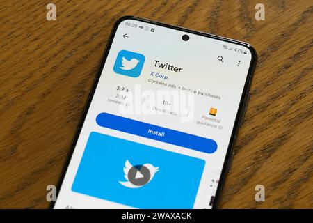 Die Installationsseite der Twitter-App auf einem Smartphone-Bildschirm während der Übergangsphase von Twitter zu X nach dem Kauf des Unternehmens durch Elon Musk. UK Stockfoto
