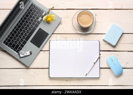 Komposition mit Notebook, Laptop, Maus und Tasse Kaffee auf weißem Holztisch Stockfoto