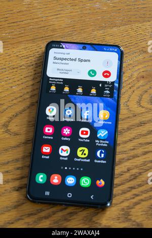 Ein Smartphone-Bildschirm, der einen eingehenden mutmaßlichen Spam-Anruf anzeigt, der von Android (Großbritannien) identifiziert wurde. Thema: Belästigende Anrufe, kalte Anrufe, Spam-Anrufe, Telemarketer Stockfoto