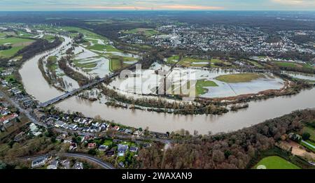 Luftbild, Ruhrhochwasser, Weihnachtshochwasser 2023, Fluss Ruhr tritt nach starken Regenfällen über die Ufer, Überschwemmungsgebiet Saarn-Mendener Ruhraue, Wiesen und Bäume im Wasser, Holthausen - West, Mülheim an der Ruhr, Ruhrgebiet, Nordrhein-Westfalen, Deutschland ACHTUNGxMINDESTHONORARx60xEURO *** Luftansicht, Ruhrflut, Weihnachtsflut 2023, Ruhrgebiet nach starken Regenfällen Hochwassergebiet Saarn Mendener Ruhraue, Wiesen und Bäume im Wasser, Holthausen West, Mülheim an der Ruhr, Ruhrgebiet, Nordrhein-Westfalen, Deutschland ATTENTIONxMINDESTHONORARx60xEURO Stockfoto