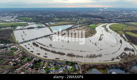 Luftbild, Ruhrhochwasser, Weihnachtshochwasser 2023, Fluss Ruhr tritt nach starken Regenfällen über die Ufer, Überschwemmungsgebiet Energiepark Styrumer Ruhrbogen mit Windrad, Bäume im Wasser, Alstaden, Oberhausen, Ruhrgebiet, Nordrhein-Westfalen, Deutschland ACHTUNGxMINDESTHONORARx60xEURO *** Luftaufnahme, Ruhrflut, Weihnachtsflut 2023, Ruhrflut überquert seine Ufer nach Starkregen, überflutetes Gebiet des Energieparks Styrumer Ruhrbogen mit Windkraftanlage, Bäume im Wasser, Alstaden, Oberhausen, Ruhrgebiet, Nordrhein-Westfalen, Deutschland ATTENTIONxMINDESTHONORARx60xEURO Stockfoto