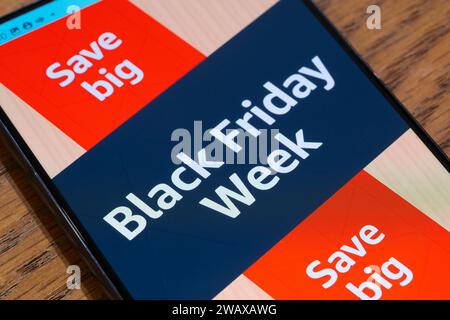 Black Friday Week – eine Amazon Deals-Veranstaltung – mit Werbebanner und -Seite aus der Amazon Shopping App auf einem Smartphone, Großbritannien Stockfoto