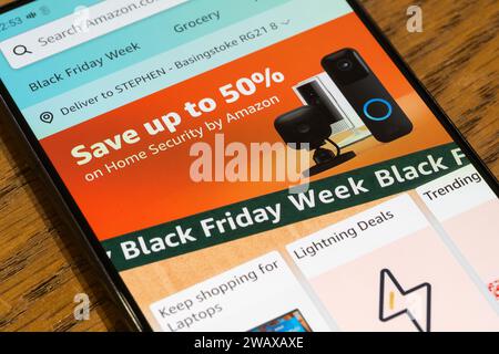 Black Friday Week mit Werbebanner und Seite aus der Amazon Shopping App auf einem Smartphone-Bildschirm, Großbritannien Stockfoto