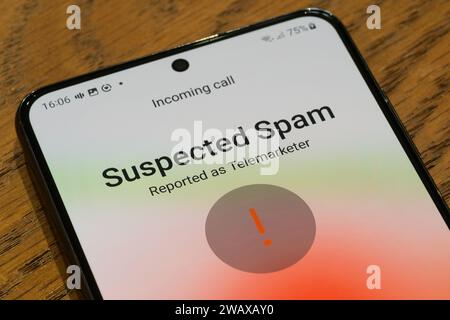 Ein Smartphone-Bildschirm, der einen eingehenden mutmaßlichen Spam-Anruf anzeigt, der als Telemarketer gemeldet wurde, Großbritannien. Thema: Belästigende Anrufe, kalte Anrufe, Spam-Anrufe, Telemarketer Stockfoto