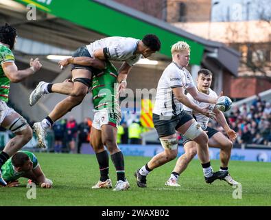 Leicester Tigers Solomone Kata hält sich gegen Saracens Theo McFarland, während Riesen Tizzard am Samstag, den 6. Januar 2023, beim Leicester Tigers vs Saracens, Mattioli Woods, Welford Road Stadium, Leicester UK eine Pause mit dem Ball machen. Foto von Gary Mitchell Stockfoto