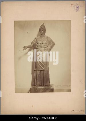 Bronzestatue von Minerva, Anonym, 1850 - 1900 fotografische Unterstützung. Albumendruck aus Pappe (Geschichte von) Minerva (Pallas, Athena) Stockfoto