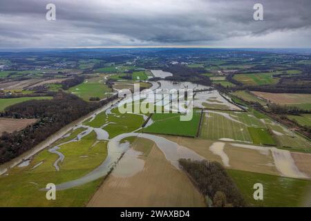 Luftbild, Ruhrhochwasser, Weihnachtshochwasser 2023, Fluss Ruhr tritt nach starken Regenfällen über die Ufer, Überschwemmungsgebiet zwischen Dellwig und Geisecke, hinten der Stausee Hengsen, Dellwig, Fröndenberg, Ruhrgebiet, Nordrhein-Westfalen, Deutschland ACHTUNGxMINDESTHONORARx60xEURO *** Luftaufnahme, Ruhrflut, Weihnachtsflut 2023, Ruhrgebiet nach Starkregen über sein Ufer, Hochwassergebiet zwischen Dellwig und Geisecke, Hengsensee im Hintergrund, Dellwig, Fröndenberg, Ruhrgebiet Nordrhein-Westfalen, Deutschland ATTENTIONxMINDESTHONORARx60xEURO Stockfoto