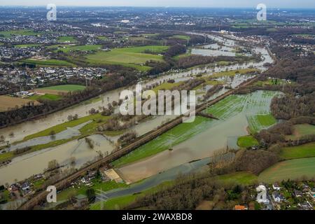 Luftbild, Ruhrhochwasser, Weihnachtshochwasser 2023, Fluss Ruhr tritt nach starken Regenfällen über die Ufer, Überschwemmungsgebiet Ruhraue Hattingen Winz, Hattingen, Ruhrgebiet, Nordrhein-Westfalen, Deutschland ACHTUNGxMINDESTHONORARx60xEURO *** Luftbild, Ruhrflut, Weihnachtsflut 2023, Ruhrgebiet überquert seine Ufer nach Starkregen, Auenaue Hattingen, Aue Hattingen, Nordrhein-Westrhein-Westrhein-Westfalen, Ruhrgebiet, Ruhrgebiet, Nordrhein-Westrhein-Westfalen, Ruhrgebiet, Ruhrgebiet Stockfoto