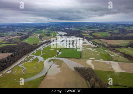 Luftbild, Ruhrhochwasser, Weihnachtshochwasser 2023, Fluss Ruhr tritt nach starken Regenfällen über die Ufer, Überschwemmungsgebiet zwischen Dellwig und Geisecke, hinten der Stausee Hengsen, Dellwig, Fröndenberg, Ruhrgebiet, Nordrhein-Westfalen, Deutschland ACHTUNGxMINDESTHONORARx60xEURO *** Luftaufnahme, Ruhrflut, Weihnachtsflut 2023, Ruhrgebiet nach Starkregen über sein Ufer, Hochwassergebiet zwischen Dellwig und Geisecke, Hengsensee im Hintergrund, Dellwig, Fröndenberg, Ruhrgebiet Nordrhein-Westfalen, Deutschland ATTENTIONxMINDESTHONORARx60xEURO Stockfoto