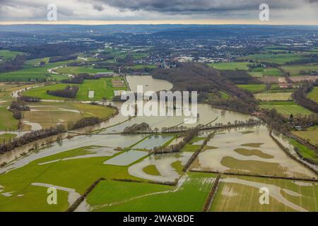 Luftbild, Ruhrhochwasser, Weihnachtshochwasser 2023, Fluss Ruhr tritt nach starken Regenfällen über die Ufer, Überschwemmungsgebiet zwischen Dellwig und Geisecke, hinten der Stausee Hengsen, Dellwig, Fröndenberg, Ruhrgebiet, Nordrhein-Westfalen, Deutschland ACHTUNGxMINDESTHONORARx60xEURO *** Luftaufnahme, Ruhrflut, Weihnachtsflut 2023, Ruhrgebiet nach Starkregen über sein Ufer, Hochwassergebiet zwischen Dellwig und Geisecke, Hengsensee im Hintergrund, Dellwig, Fröndenberg, Ruhrgebiet Nordrhein-Westfalen, Deutschland ATTENTIONxMINDESTHONORARx60xEURO Stockfoto