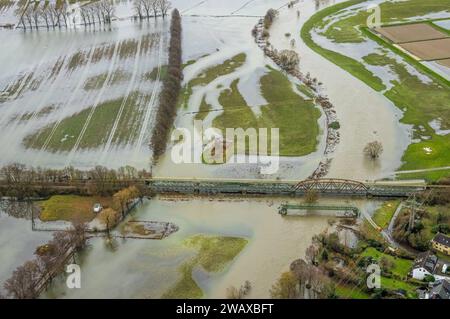 Luftbild, Ruhrhochwasser, Weihnachtshochwasser 2023, Fluss Ruhr tritt nach starken Regenfällen über die Ufer, Überschwemmungsgebiet an der Gelben Brücke Ruhrtalradweg, Wiesen und Bäume im Wasser, Wandhofen, Schwerte, Ruhrgebiet, Nordrhein-Westfalen, Deutschland ACHTUNGxMINDESTHONORARx60xEURO *** Luftaufnahme, Ruhrflut, Weihnachtsflut 2023, Ruhrflut überquert seine Ufer nach Starkregen, überflutetes Gebiet an der Gelben Brücke Ruhrtalradweg, Wiesen und Bäume im Wasser, Wandhofen, Schwerte, Ruhrgebiet, Nordrhein-Westfalen, Deutschland ATTENTIONxMINDESTHONORARx60xEURO Stockfoto