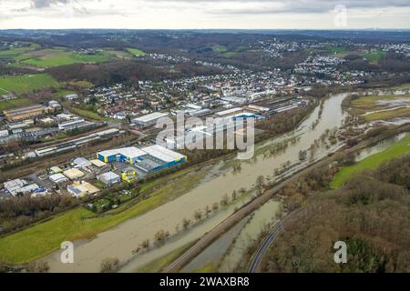 Luftbild, Ruhrhochwasser, Weihnachtshochwasser 2023, Fluss Ruhr tritt nach starken Regenfällen über die Ufer, Überschwemmungsgebiet NSG Ruhraue Gedern und Blick auf den Ortsteil Wetter-Wengern, Westende, Herdecke, Ruhrgebiet, Nordrhein-Westfalen, Deutschland ACHTUNGxMINDESTHONORARx60xEURO *** Luftaufnahme, Ruhrflut, Weihnachtsflut 2023, Ruhrflut überfließt nach Starkregen seine Uferseite, Aue NSG Ruhraue Gedern und Blick auf den Landkreis Wetter Wengern, Westende, Herdecke, Ruhrgebiet, Nordrhein-Westfalen, Deutschland ATTENTIONxMINDESTHONORARx60xEURO Stockfoto